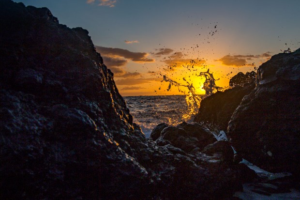 PAIA, HAWAII - APRIL 13:  The sun sets as the waves splash into lava rocks at Makena beach and cove on Maui.  (Photo by Jonathan Newton / The Washington Post via Getty Images) (Foto: The Washington Post via Getty Im)