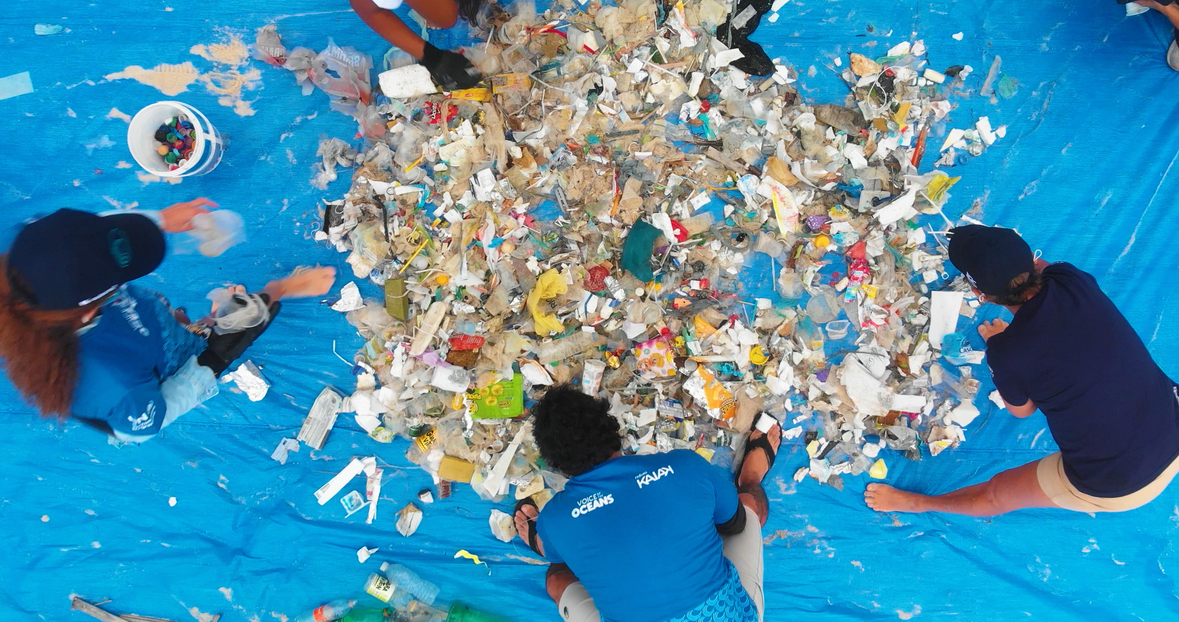 A expedição Voz dos Oceanos também realiza ações de limpeza de praias junto a ONGs locais (Foto: Divulgação)