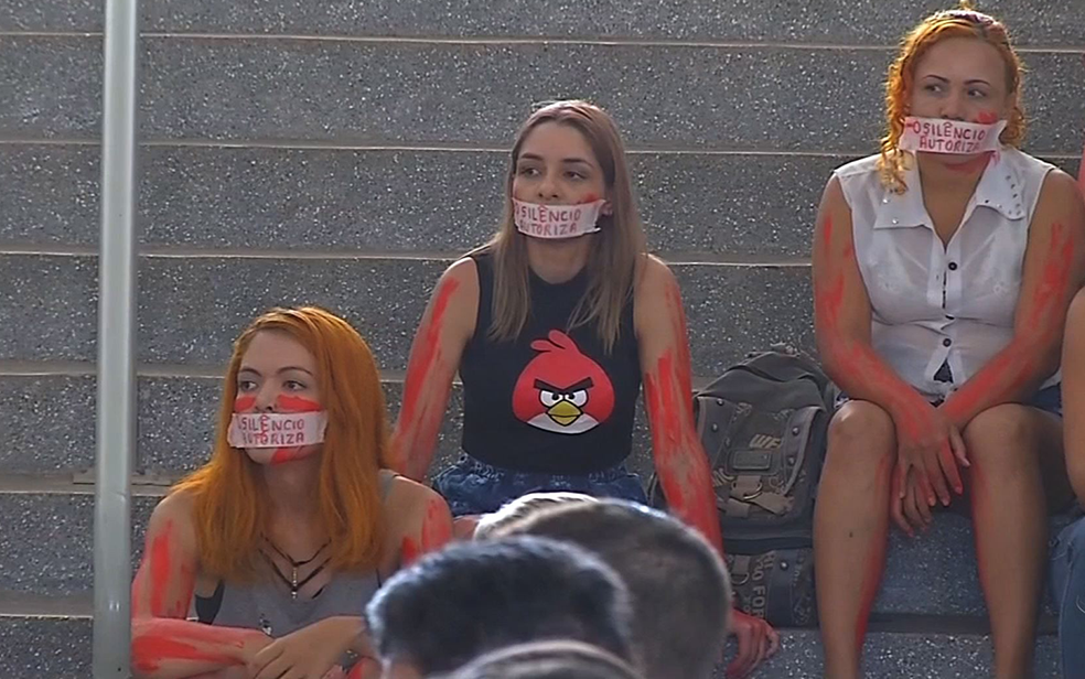 Estudantes da UFMT protestaram contra professor que filmou aluna (Foto: Reprodução/TVCA)