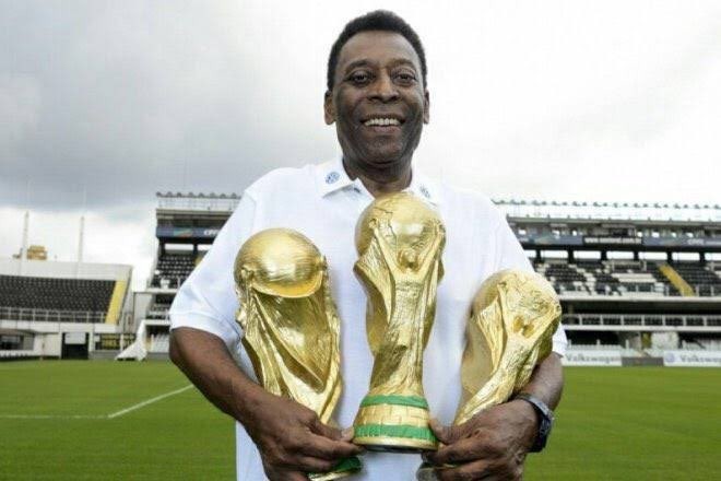 Rei Pelé segurando troféus da Copa do Mundo pelo Brasil (Foto: Twitter/@SantosFC - Reprodução)