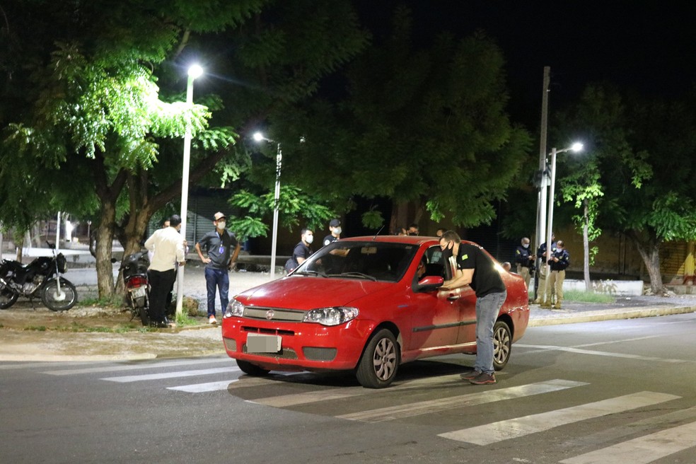 Em reconstituição, carro representa veículo das vítimas no acidente em Teresina — Foto: Andrê Nascimento/g1