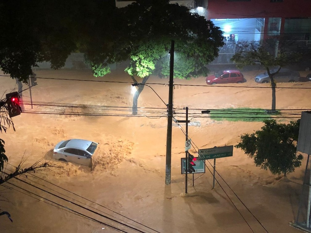 Chuva em Belo Horizonte na noite de terça-feira (28) — Foto: Danilo Girundi/TV Globo