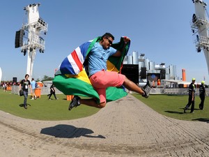 Fã de rock salta em frente ao palco Mundo, com bandeiras do Brasil e do Reino Unido nas costas (Foto: Alexandre Durão/G1)