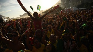 Torcedores do Brasil assistem à transmissão do jogo entre Brasil e Sérvia no FIFA Fan Festival, no Rio de Janeiro — Foto: CARL DE SOUZA / AFP