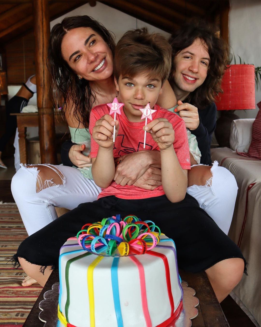 Luciana Gimenez faz aniversário e ganha bolo com vela 'errada'