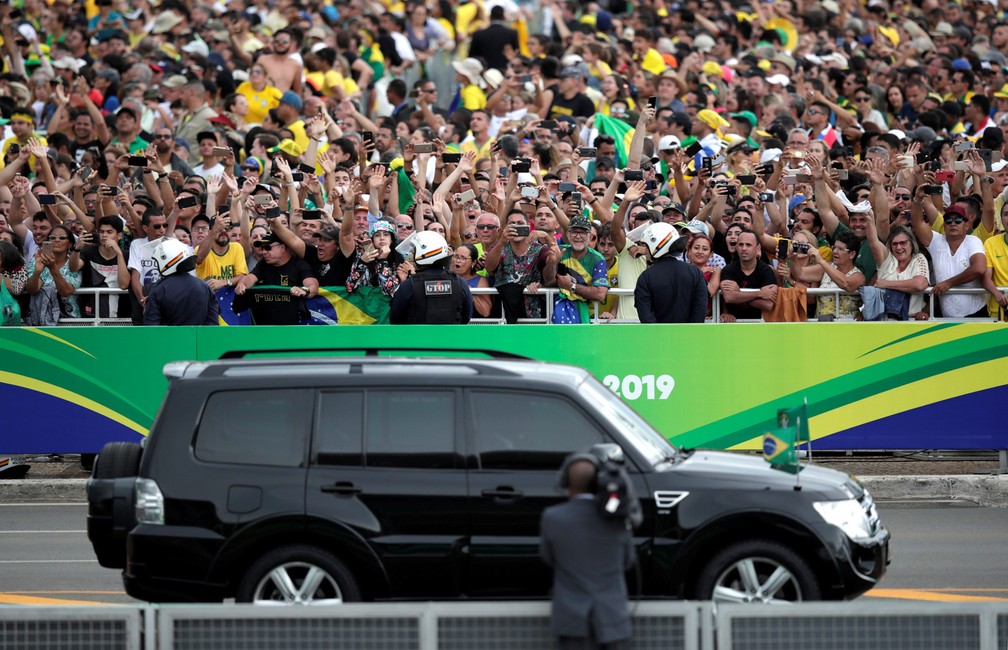 Carro com Jair Bolsonaro passa na frente de apoiadores antes da cerimônia de posse — Foto: Ueslei Marcelino/Reuters