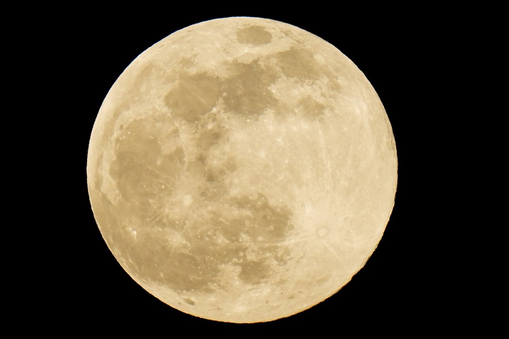 Lua cheia vista em abril de 2021 na Pensilvânia, nos Estados Unidos. — Foto: ASSOCIATED PRESS