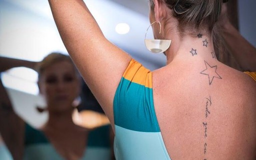 Decotada Luana Piovani Mostra Tattoos Nas Costas Vogue Gente