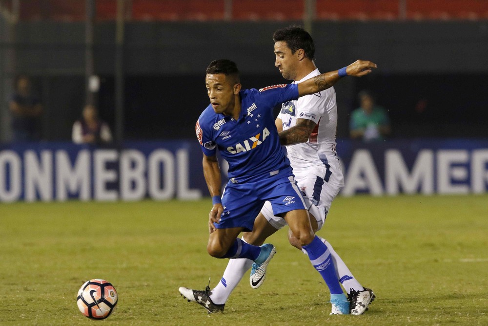 Thiago Neves ou Rafinha? Prós e contras dos candidatos para a vaga de Arrascaeta