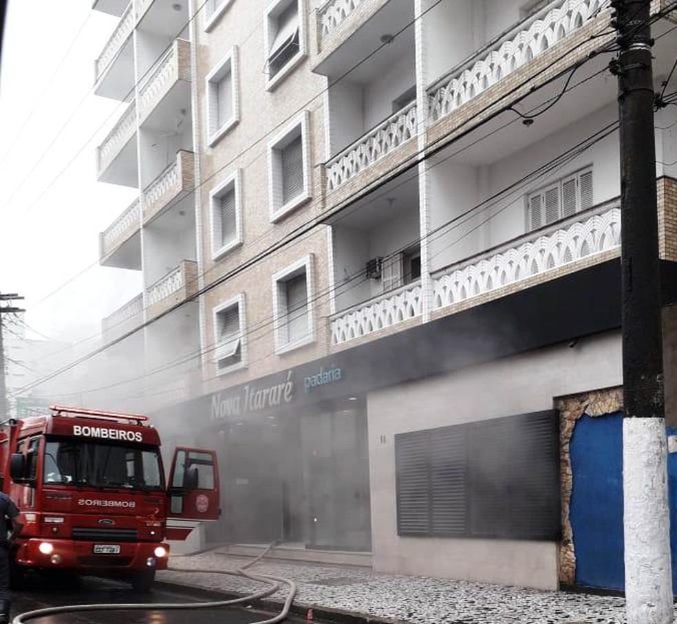 Coluna de fumaça assustou vizinhos e pedestres em padaria, em São Vicente, SP — Foto: G1 Santos