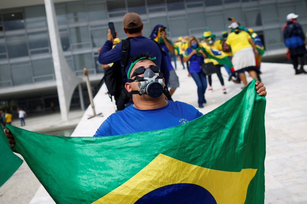 Vândalos sobrem rampa do Planalto com bandeira do Brasil — Foto: Adriano Machado/Reuters