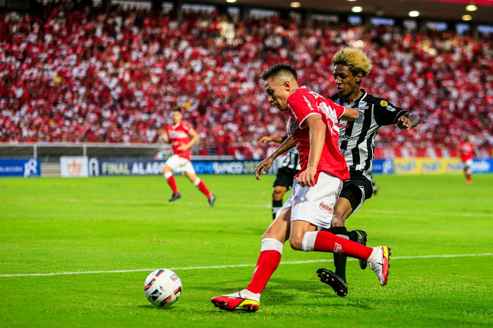 CRB começou o jogo pressionando o ASA — Foto: Aílton Cruz/Gazeta de Alagoas