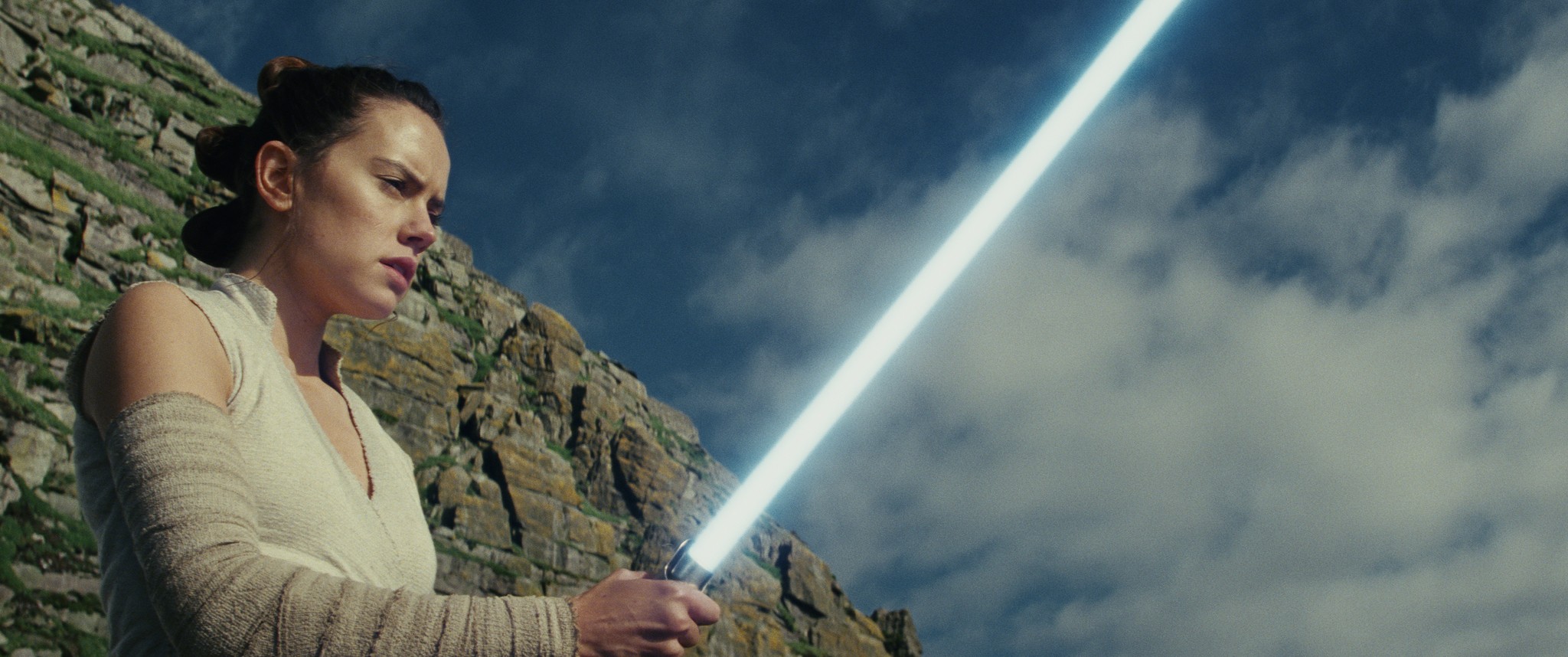 Rey com o sabre de luz de Luke Skywalker (Foto: Divulgação)