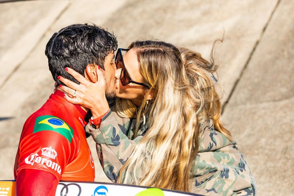 Gabriel Medina e Yasmin Brunet na etapa de Newcastle — Foto: Cait Miers/World Surf League