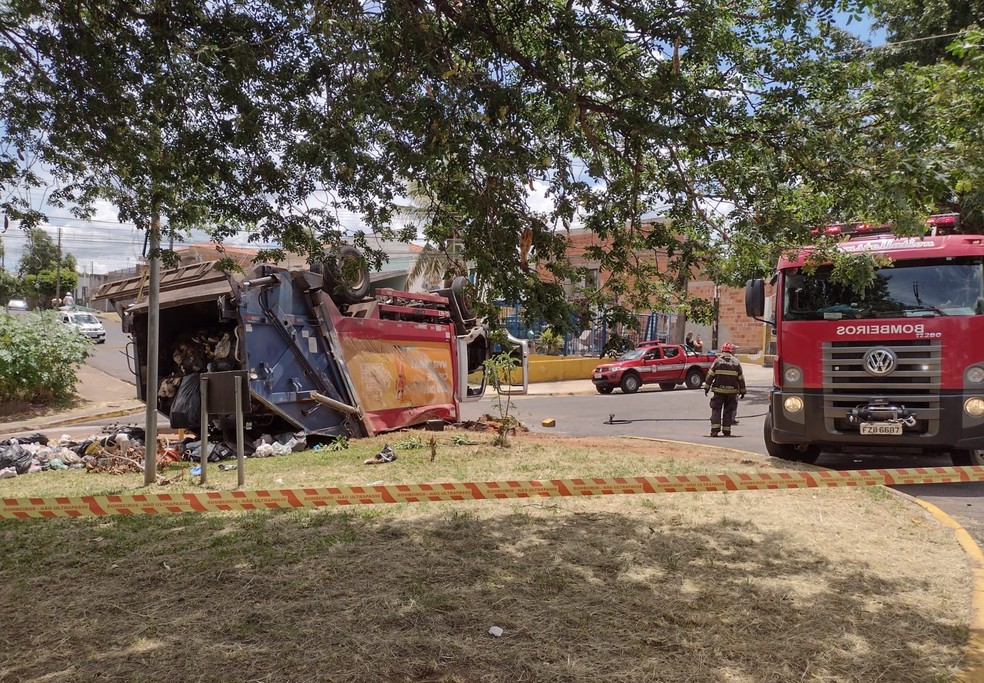 Caminhão da Prudenco tombou na Rua Abílio Nascimento com a Avenida Juscelino Kubitschek — Foto: Cedida