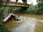 Caminhoneiro bate em grade de rodovia e cai no rio Sorocaba 