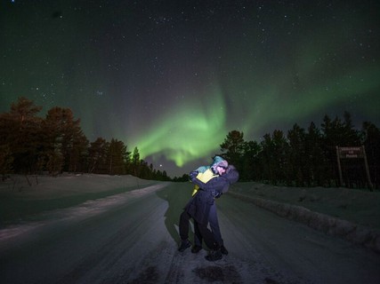 Casal se beija e posa para foto diante de aurora boreal durante expedição em março deste ano