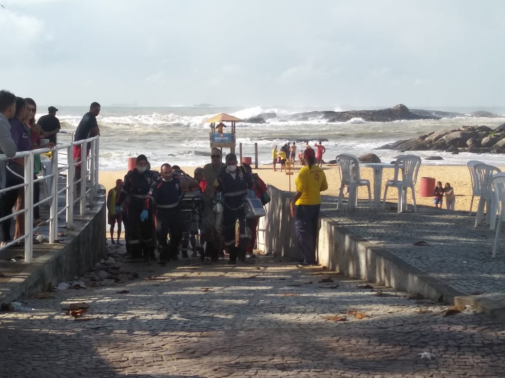 Idoso de 72 anos sendo resgatado na Praia da Costa — Foto: Fabrício Lima/PMVV