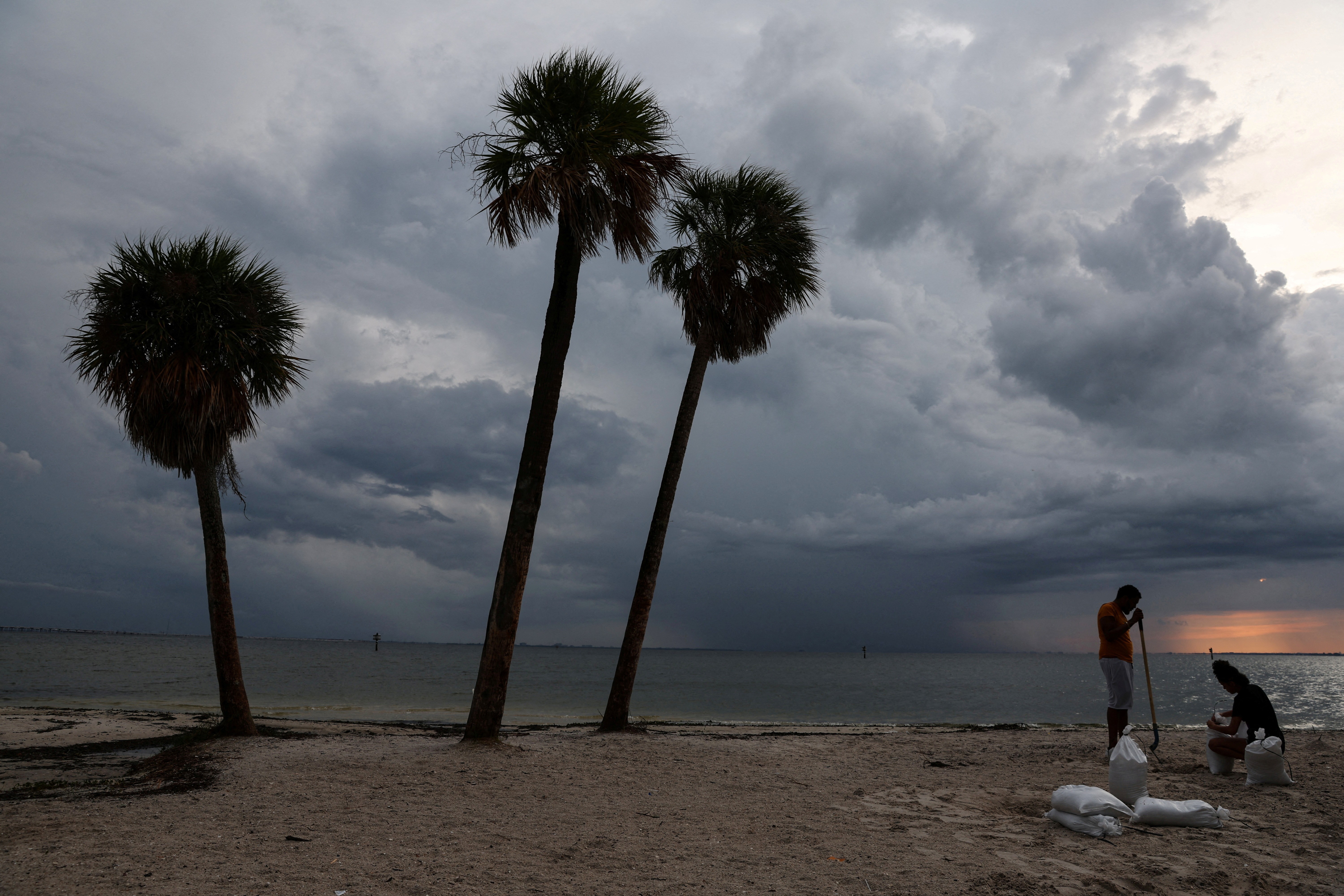 8 regiões da Flórida recebem ordem para sair devido à chegada do furacão Ian