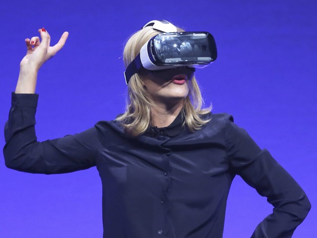 Apresentadora demonstra Gear VR em evento da Samsung em Berlim, na Alemanha (Foto: Hannibal Hanschke/Reuters)