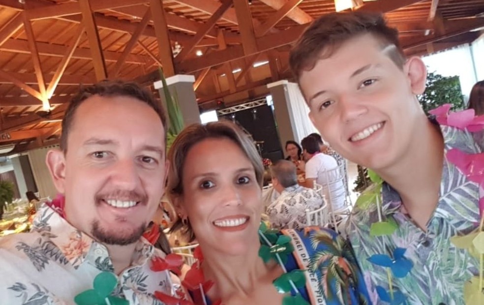 Moradores de Bauru, Kleber e Elaine são pais de um jovem de 18 anos — Foto: Reprodução/Facebook