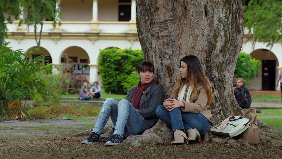 Manu (Marjorie Estiano) e Alice (Sthefany Brito) conversam sobre a situação de Ana (Fernanda Vasconcellos) - 'A Vida da Gente' — Foto: Globo