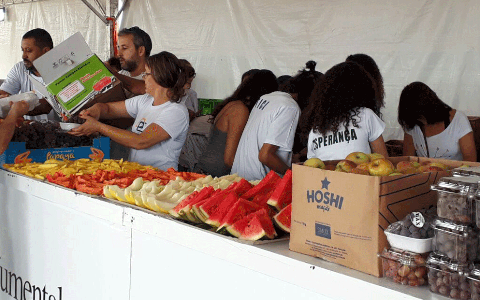 Voluntários ajudaram a preparar o café da manhã para convidados das regiões do Sol Nascente, Itapoã e Estrutural, no DF (Foto: Ivan Carlos/Divulgação)