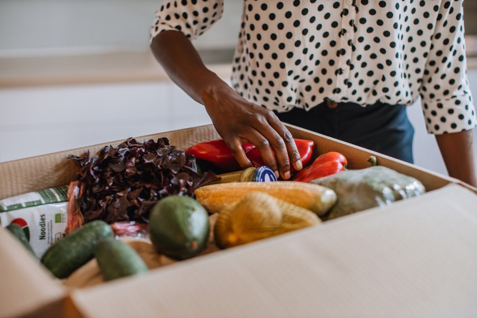 Pequenos produtores, mercados e hortifruti estão fazendo entrega de frutas, verduras e legumes. Algumas podem demorar, então é importante planejar — Foto: Istock Getty Images