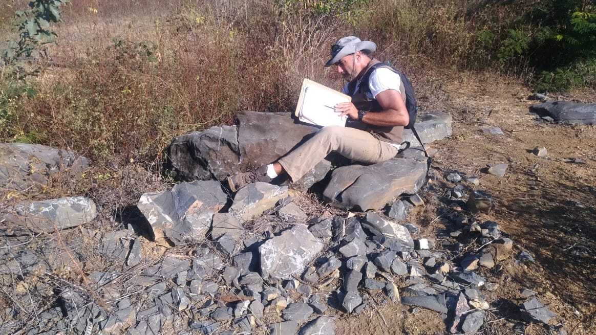 Pesquisador Marcos Baptista no afloramento em Minas Gerais na cidade de Jaíba (Foto: Divulgação)