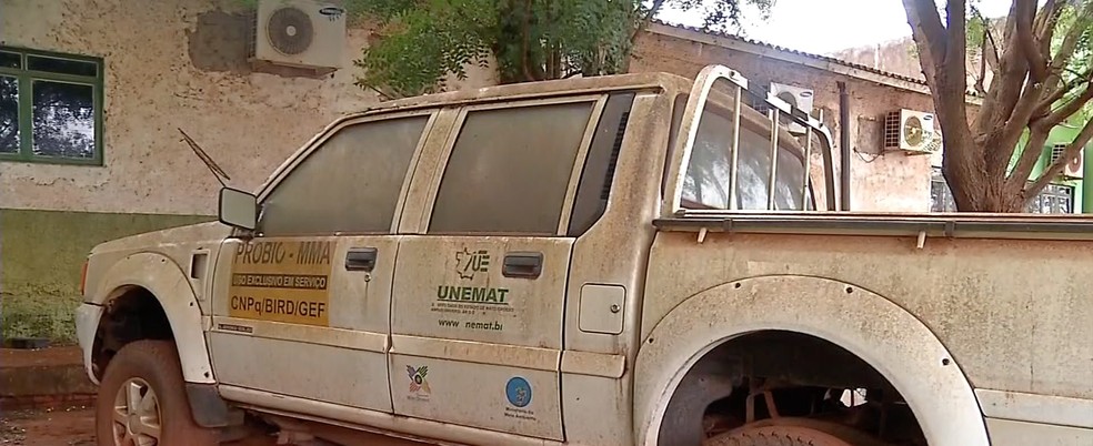 Veículos oficiais foram abandonados depois que outros começaram a ser locados — Foto: TVCA/Reprodução