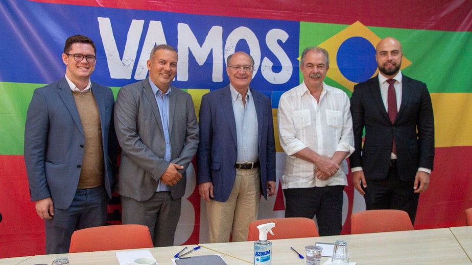O advogado Bruno Pena (Pros), Eurípedes Jr., presidente do Pros, Geraldo Alckmin, Aloizio Mercadante, coordenador do programa de Lula, e Felipe Espírito Santo, presidente da fundação do Pros