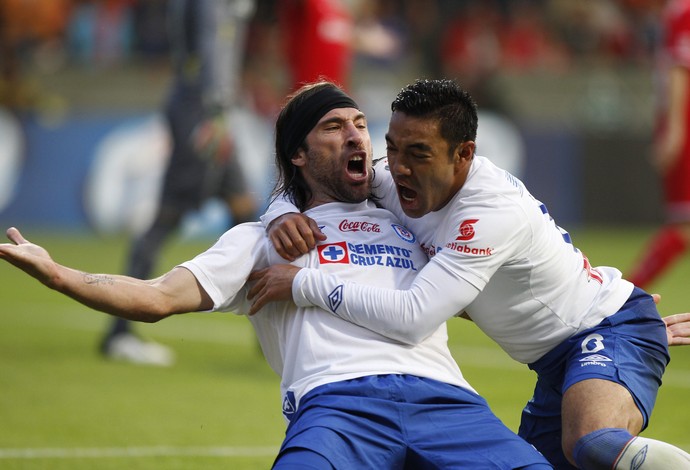 Pavone e Marco Fabián gol Cruz Azul (Foto: EFE)
