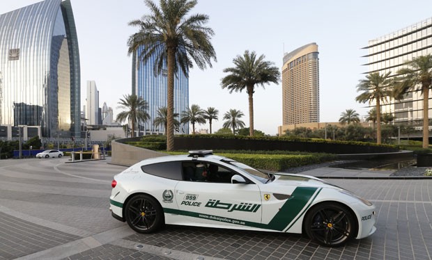 Ferrari foi fotografada patrulhando as ruas nesta quinta-feira em Dubai (Foto: Karim Sahib/AFP)
