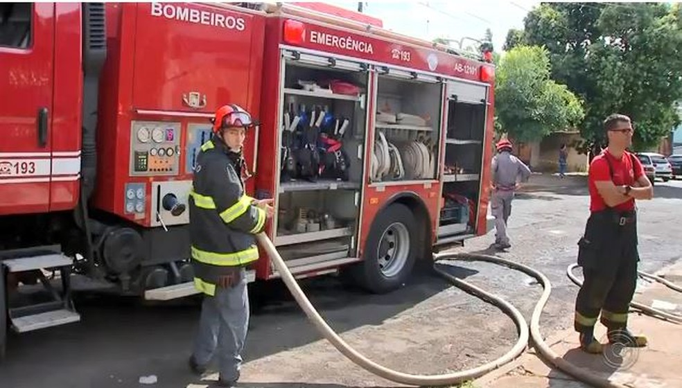 Bombeiros foram acionados e conseguiram resgatar o proprietário que estava dentro do imóvel em Bauru — Foto: Reprodução TV TEM