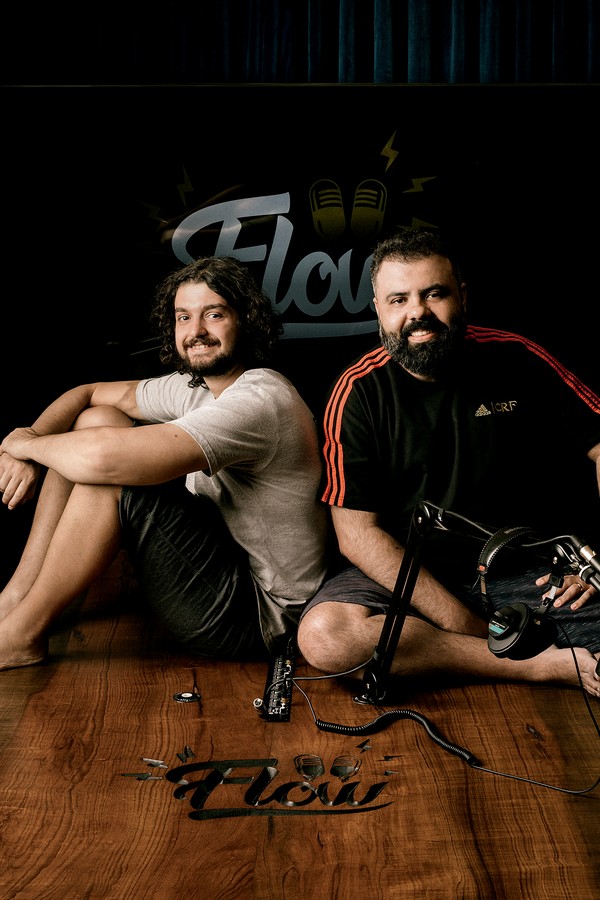 Onde há fumaça há flow: Monark (à esq.) e Igor se conheceram em uma hamburgueria de Curitiba no início de 2018, quando ambos tinham canal de games no YouTube  (Foto: Marcus Steinmeyer)