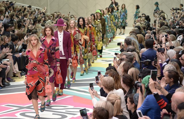 LONDON, ENGLAND - SEPTEMBER 15:  A model walks the runway at the Burberry Spring Summer 2015 fashion show during London Fashion Week on September 15, 2014 in London, United Kingdom.  (Photo by Catwalking/Getty Images) (Foto: Getty Images)