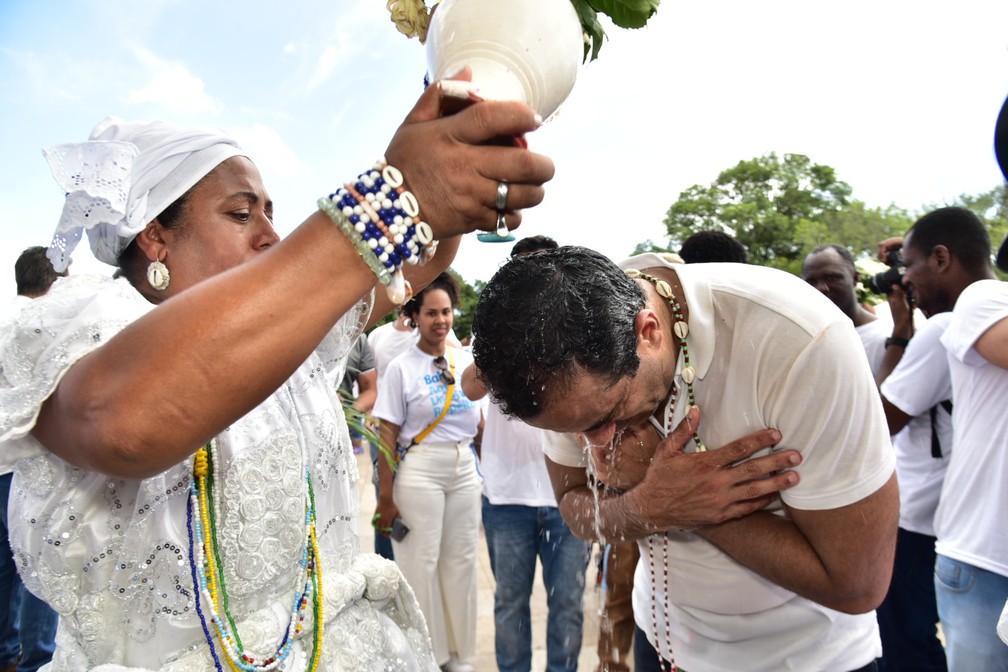 Bruno Reis na lavagem do Bonfim — Foto: Max Haack/Ag.Haack