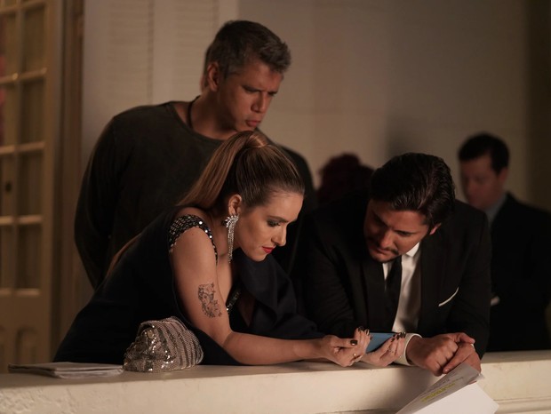 Marcio Garcia dirige Monique Alfradique e Bruno Gissoni em cena do filme Reação em Cadeia (Foto: Divulgação)