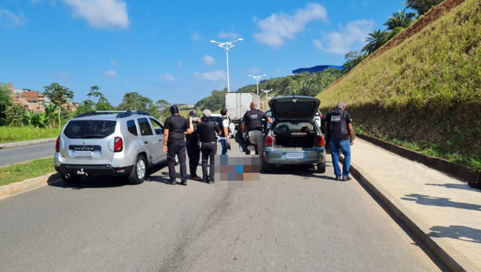 Corpo é encontrado em carro com marcas de tiros e sangue, nas margens da BR-324 — Foto: Rildo de Jesus/TV Bahia
