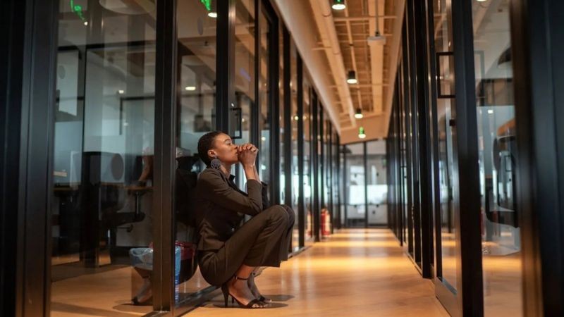 Estatísticas mostram que o estresse e o esgotamento profissional estão afetando amplamente mais mulheres que homens. Por que? (Foto: Getty Images via BBC News)