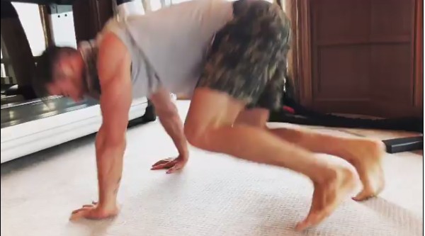 O ator Chris Hemsworth praticando exercício dentro de um quarto de hotel (Foto: Instagram)