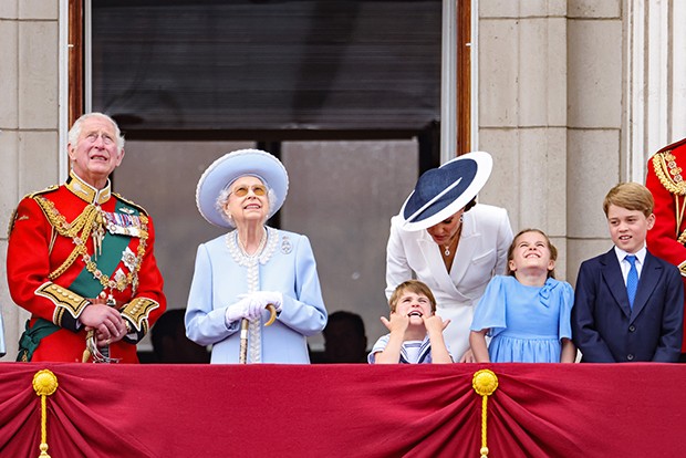 Principe Charles, Rainha Elizabeth, Kate Middleton e os filhos, Príncipe Louis, Princesa Charlotte e Príncipe George  (Foto: Getty Images)