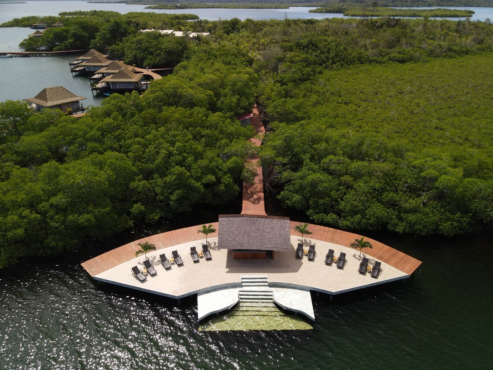 Apraia flutuante do resor Boca Bali, em Bocas del Toro, no Panamá — Foto: Divulgação