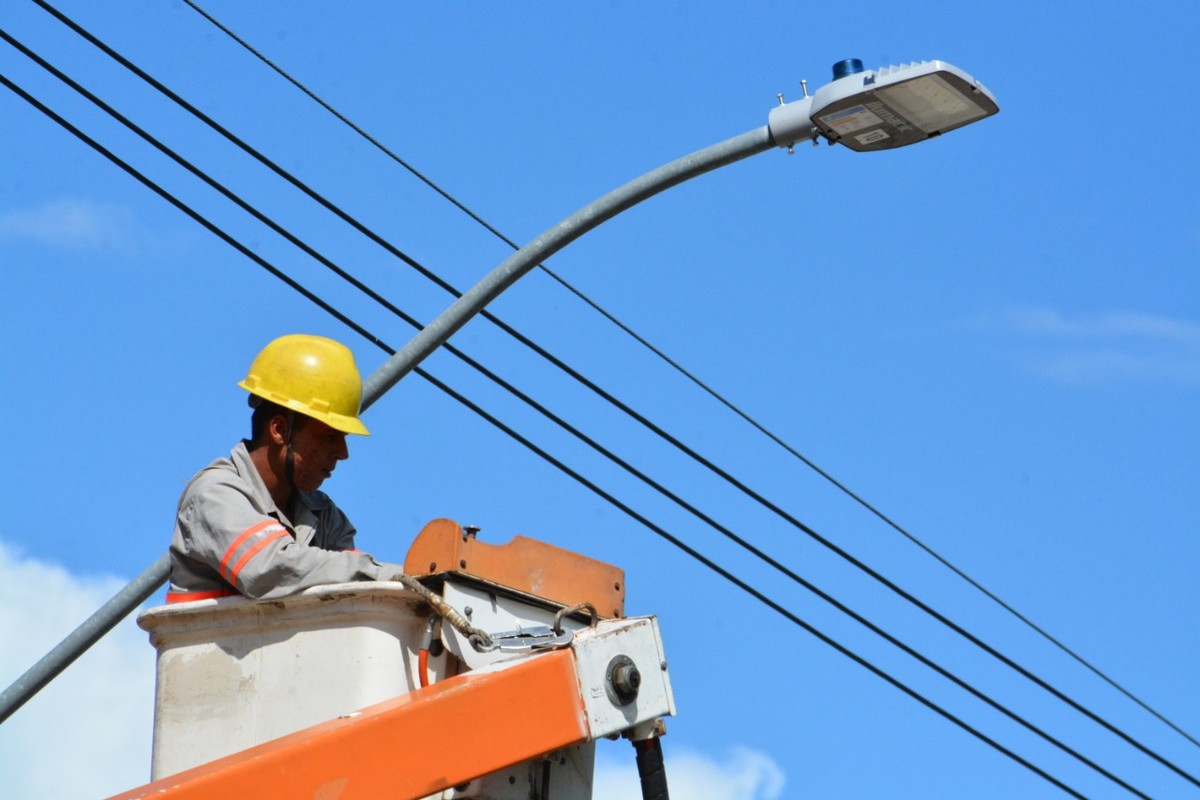 Antigas luminárias são trocadas por modelo com LED em Nova Serrana