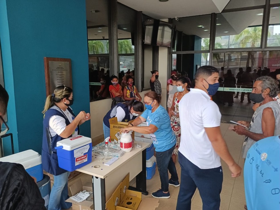 Atendimento é feito em frente à Aleac em Rio Branco — Foto: Ágatha Lima/Rede Amazônica Acre