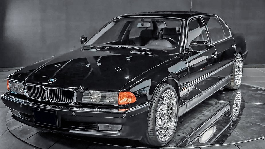 BMW 750i 1996  foi restaurado para tampar os buracos de bala