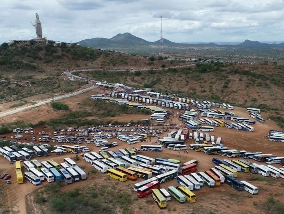 Centenas de ônibus chegaram ao Santuário de Santa Rita de Cássia neste domingo (22) — Foto: Adriano Neto
