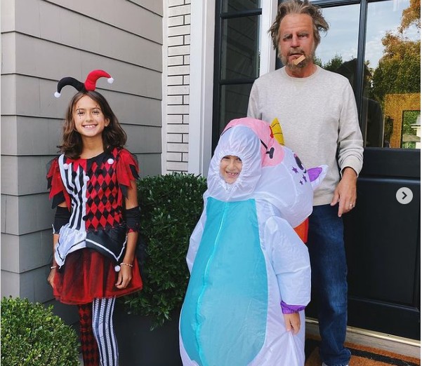 O ator Bruce Willis irreconhecível em sua fantasia de Halloween, na companhia das duas filhas caçulas (Foto: Instagram)