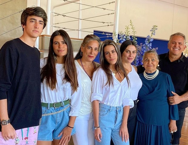 Orlando Morais com a mãe, Dona Odícia, a mulher, a atriz Gloria Pires, e os filhos Bento, Antonia, Ana e Cleo (Foto: Reprodução/Instagram)