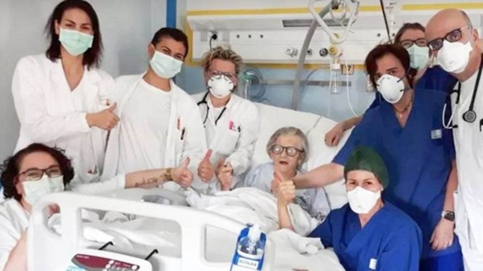 Alma Clara Corsini com a equipe médica que a tratou no hospital Pavullo em Modena, Itália — Foto: HOSPITAL DE PAVULLO